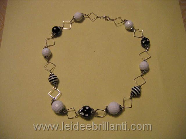 collana resina bianca e nera_1067x800.JPG
